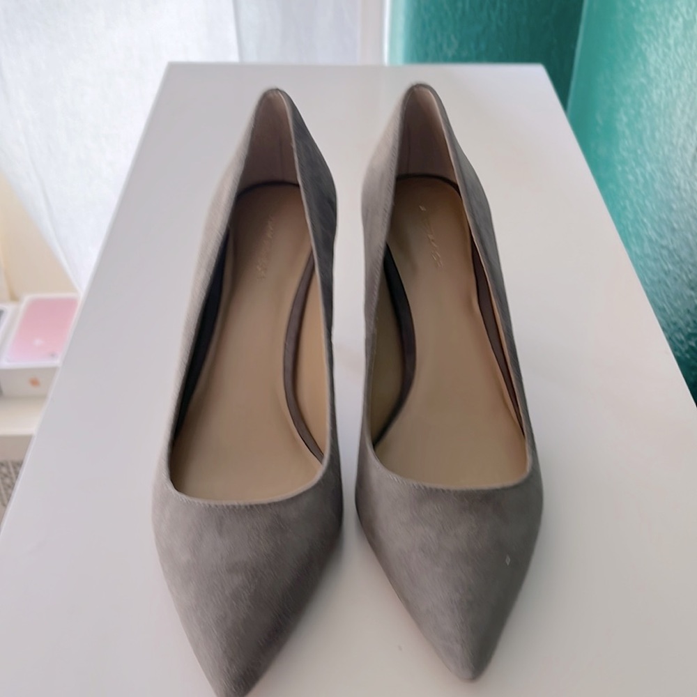 Ann Taylor Light Grey Eryn Suede Pump